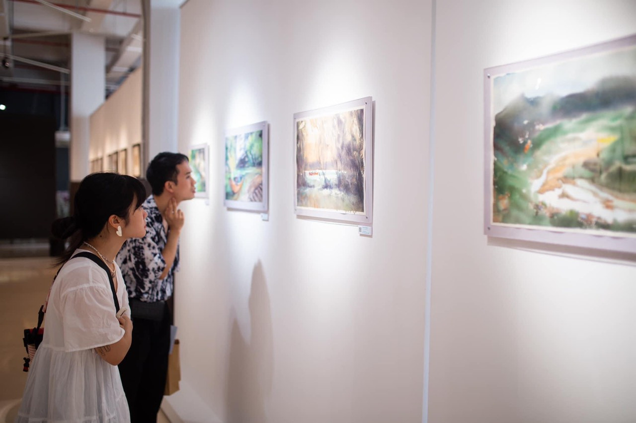 Các bạn trẻ xem tranh tại triển lãm. (Ảnh: Lotus Gallery)