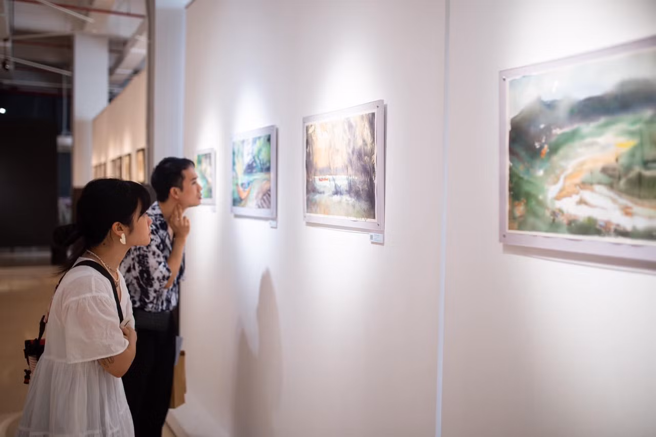 Các bạn trẻ xem tranh tại triển lãm. (Ảnh: Lotus Gallery) Các bạn trẻ xem tranh tại triển lãm. (Ảnh: Lotus Gallery)