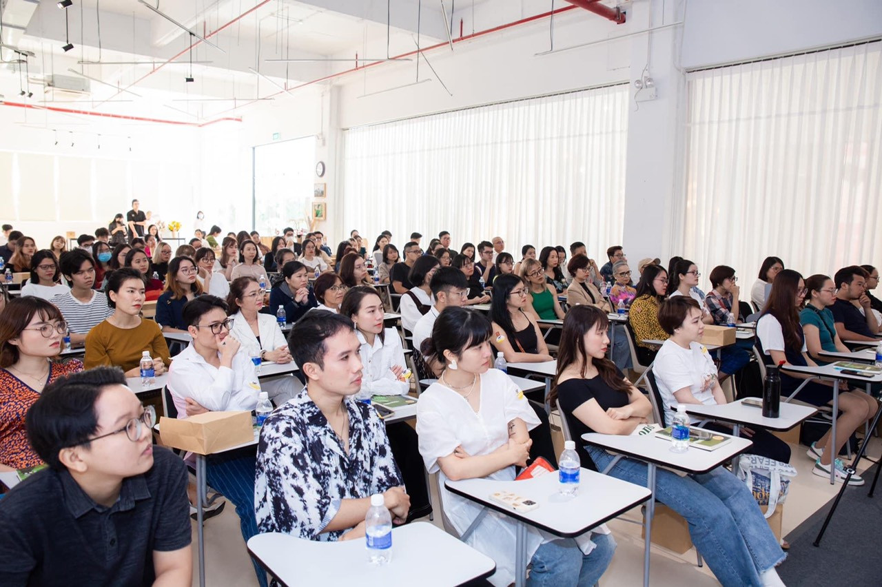 Rất đông bạn trẻ tham dự buổi khai mạc triển lãm. (Ảnh: Lotus Gallery)