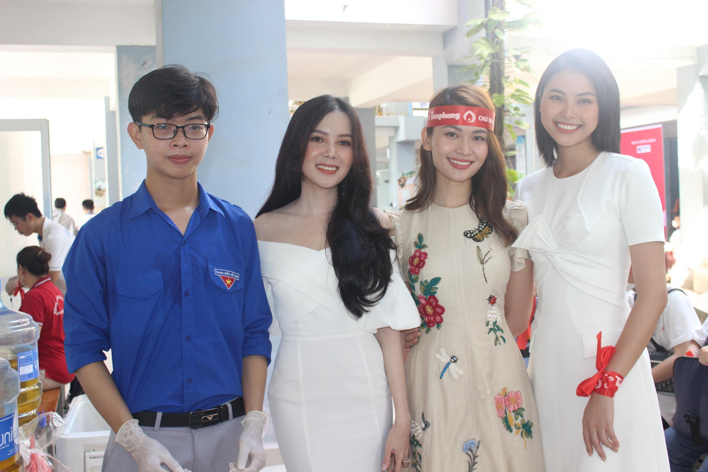 Tình nguyện viên chụp hình cùng 3 người đẹp.