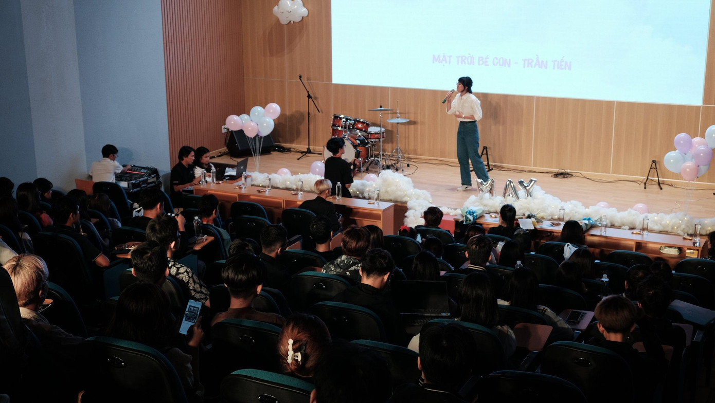 Nhiều tiết mục đặc sắc được trình diễn trong đêm nhạc. Nhiều tiết mục đặc sắc được trình diễn trong đêm nhạc.