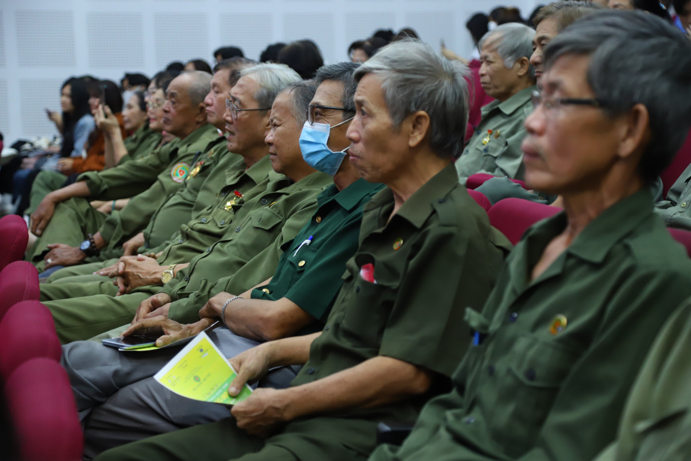 Nhiều cựu TNXP bày tỏ sự xúc động khi xem các tiết mục văn nghệ. Nhiều cựu TNXP bày tỏ sự xúc động khi xem các tiết mục văn nghệ.