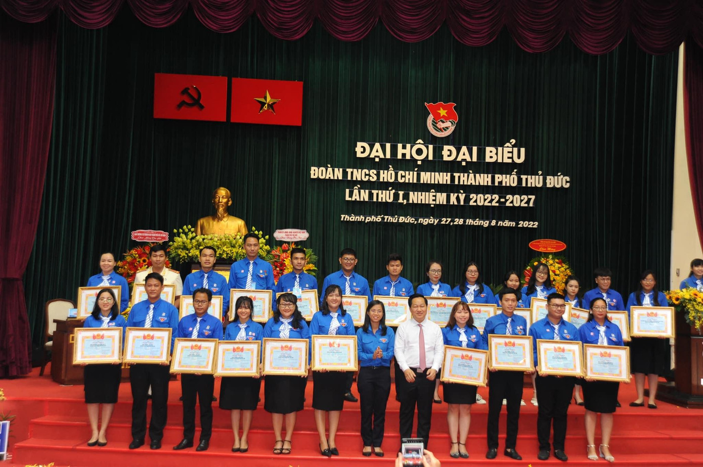 Cũng trong dịp này, T.Ư Đoàn đã trao Kỷ niệm chương “Vì thế hệ trẻ” cho 20 gương tiêu biểu vì đã có những đóng góp tích cực cho công tác Đoàn và phong trào thanh thiếu nhi trên địa bàn TP. Thủ Đức trong nhiệm kỳ qua.