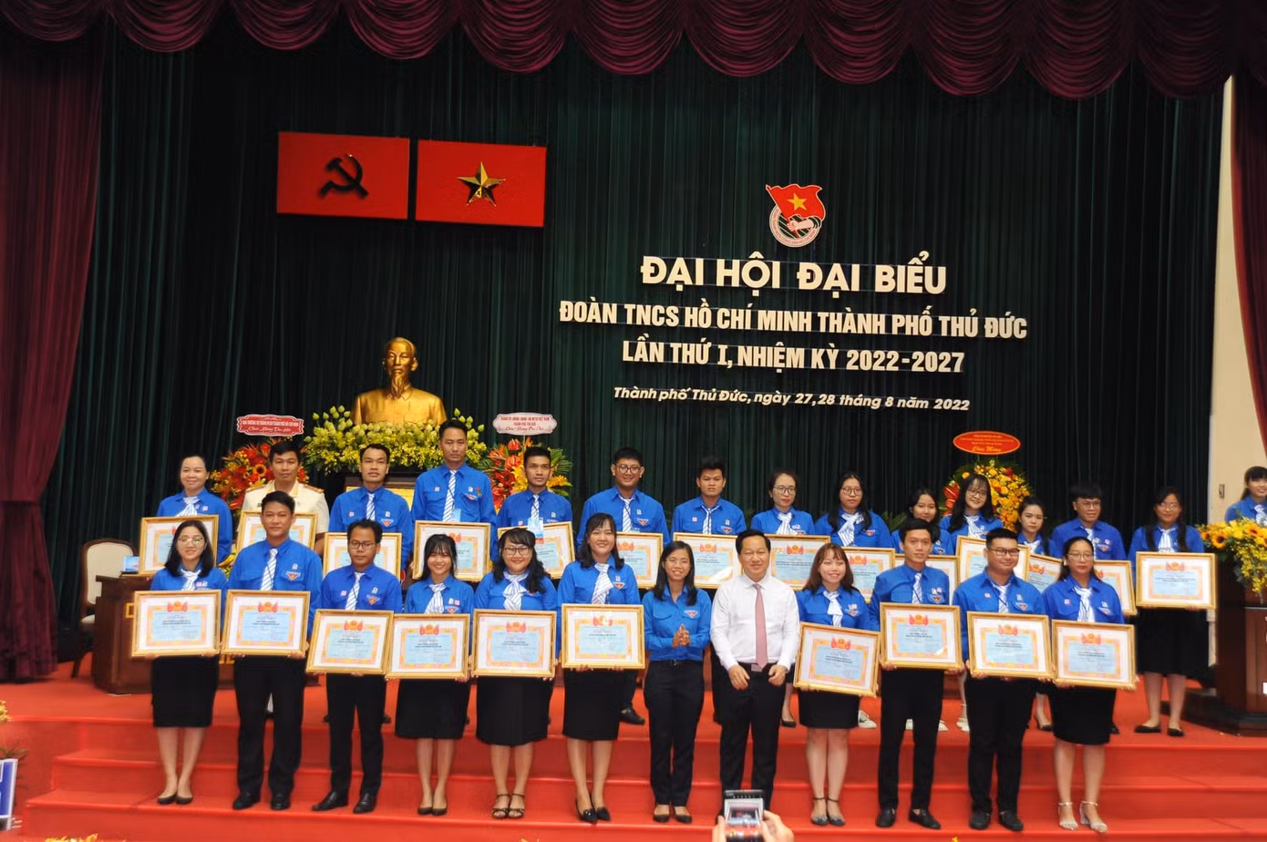 Cũng trong dịp này, T.Ư Đoàn đã trao Kỷ niệm chương “Vì thế hệ trẻ” cho 20 gương tiêu biểu vì đã có những đóng góp tích cực cho công tác Đoàn và phong trào thanh thiếu nhi trên địa bàn TP. Thủ Đức trong nhiệm kỳ qua.