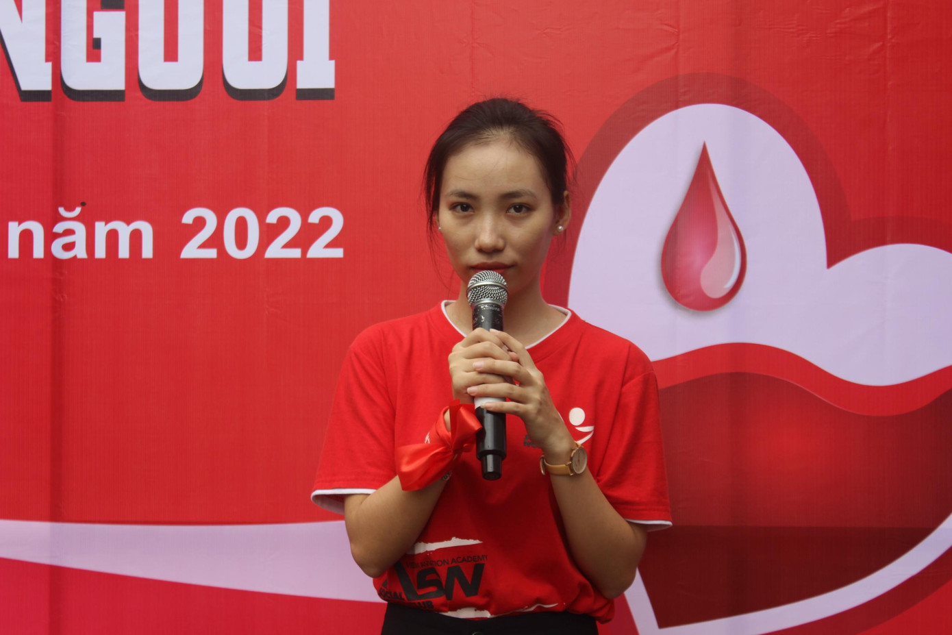 Tham gia điều phối hơn 50 bạn tình nguyện viên hỗ trợ chương trình lần này, bản thân Ngọc Bích cảm thấy rất vui và may mắn khi có cơ hội cùng Đội Công tác xã hội của trường và các bạn sinh viên góp một phần vào ngân hàng máu để phục vụ công tác cứu người. “Hy vọng mọi người sẽ nhận thức được lợi ích cũng như ý nghĩa cho bản thân và xã hội của việc hiến máu. Mong rằng các bạn có thể tuyên truyền, vận động người thân, bạn bè cùng tham gia để lan tỏa rộng rãi hơn nữa thông điệp “Hiến giọt máu đào - Trao đời sự sống”, Ngọc Bích bày tỏ.