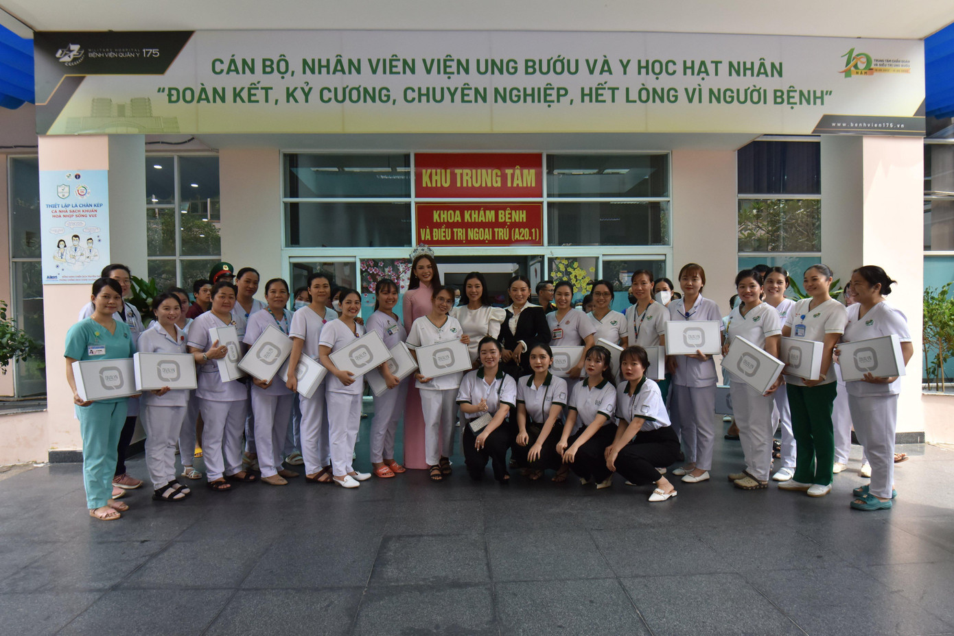 Hoa hậu Huỳnh Nguyễn Mai Phương (Hoa hậu Miss World Vietnam 2022, "Người đẹp Nhân ái", Top 5 Hoa hậu Việt Nam 2020) cùng Ban Tổ chức Hoa hậu Việt Nam tặng quà cho bệnh nhân, y, bác sĩ nữ bệnh viện. Hoa hậu Huỳnh Nguyễn Mai Phương (Hoa hậu Miss World Vietnam 2022, "Người đẹp Nhân ái", Top 5 Hoa hậu Việt Nam 2020) cùng Ban Tổ chức Hoa hậu Việt Nam tặng quà cho bệnh nhân, y, bác sĩ nữ bệnh viện.