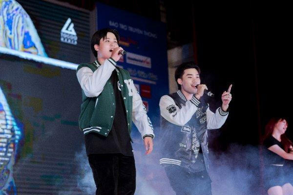 Phần trình diễn ra mắt vô cùng thành công của “Let’s Fly To The Moon”.