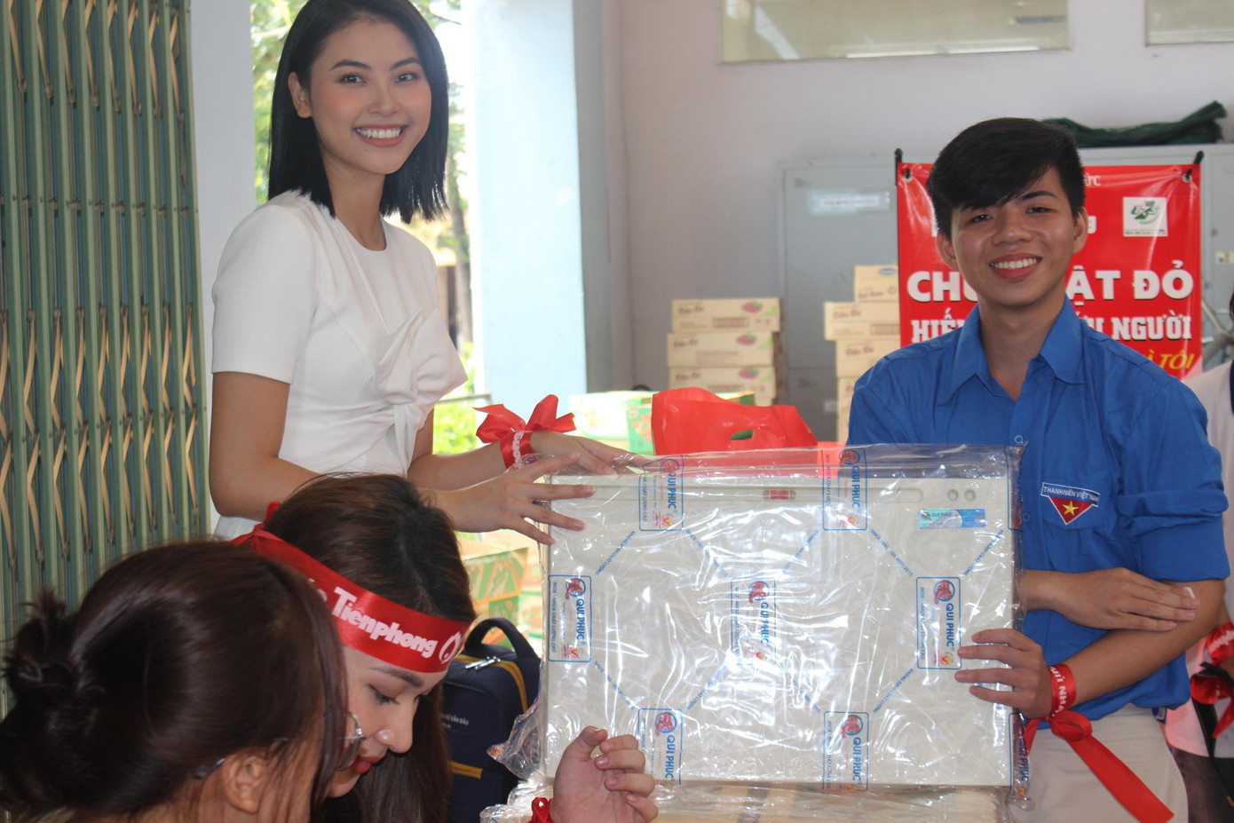 Người mẫu, MC Đào Thị Hà Top 5 'Hoa hậu Việt Nam' 2018 trao quà của đơn vị đồng hành Công ty TNHH SX-TM-DV Qui Phúc.