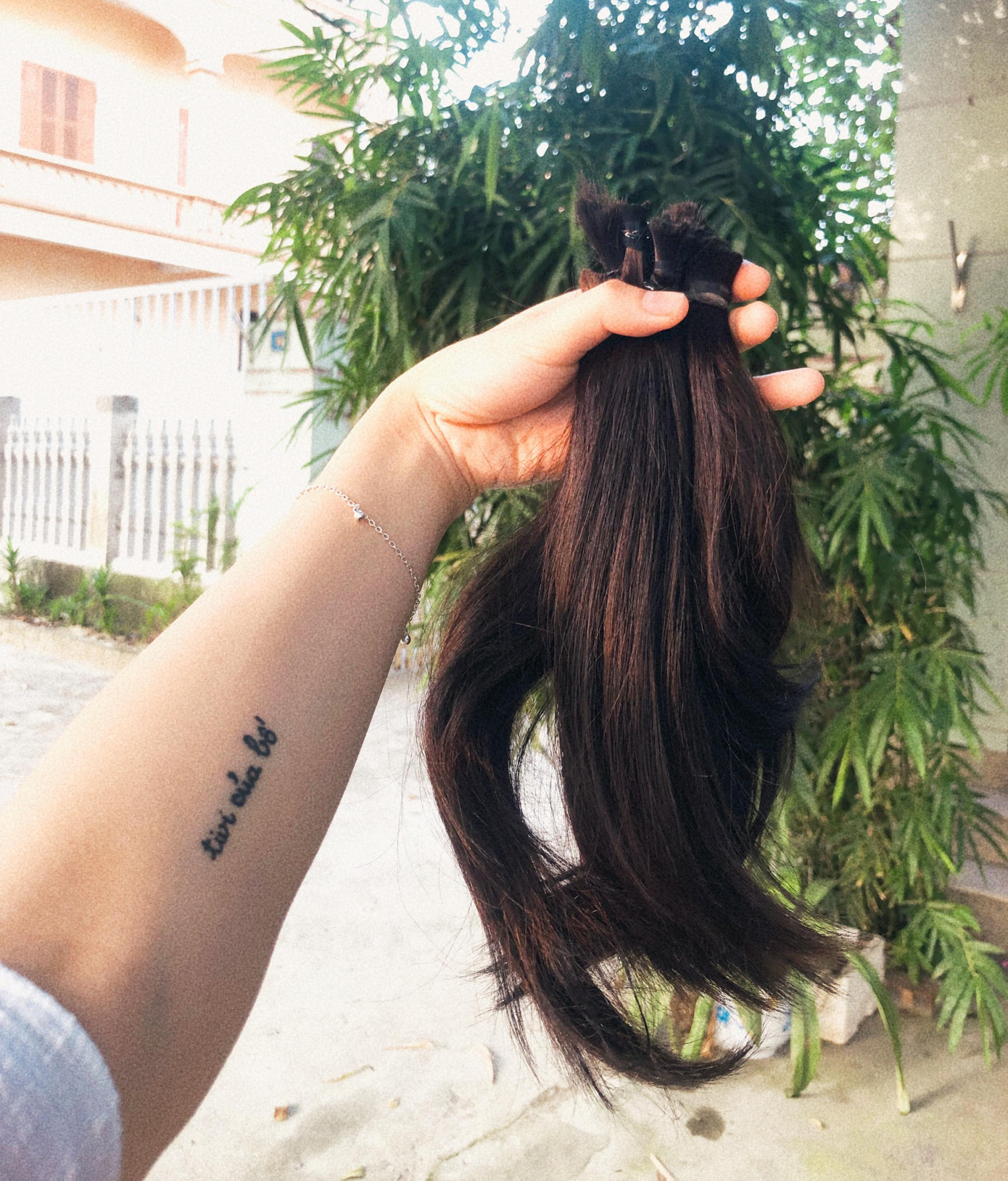 Mái tóc hiến được Dung nuôi dưỡng cẩn thận. Mái tóc hiến được Dung nuôi dưỡng cẩn thận.