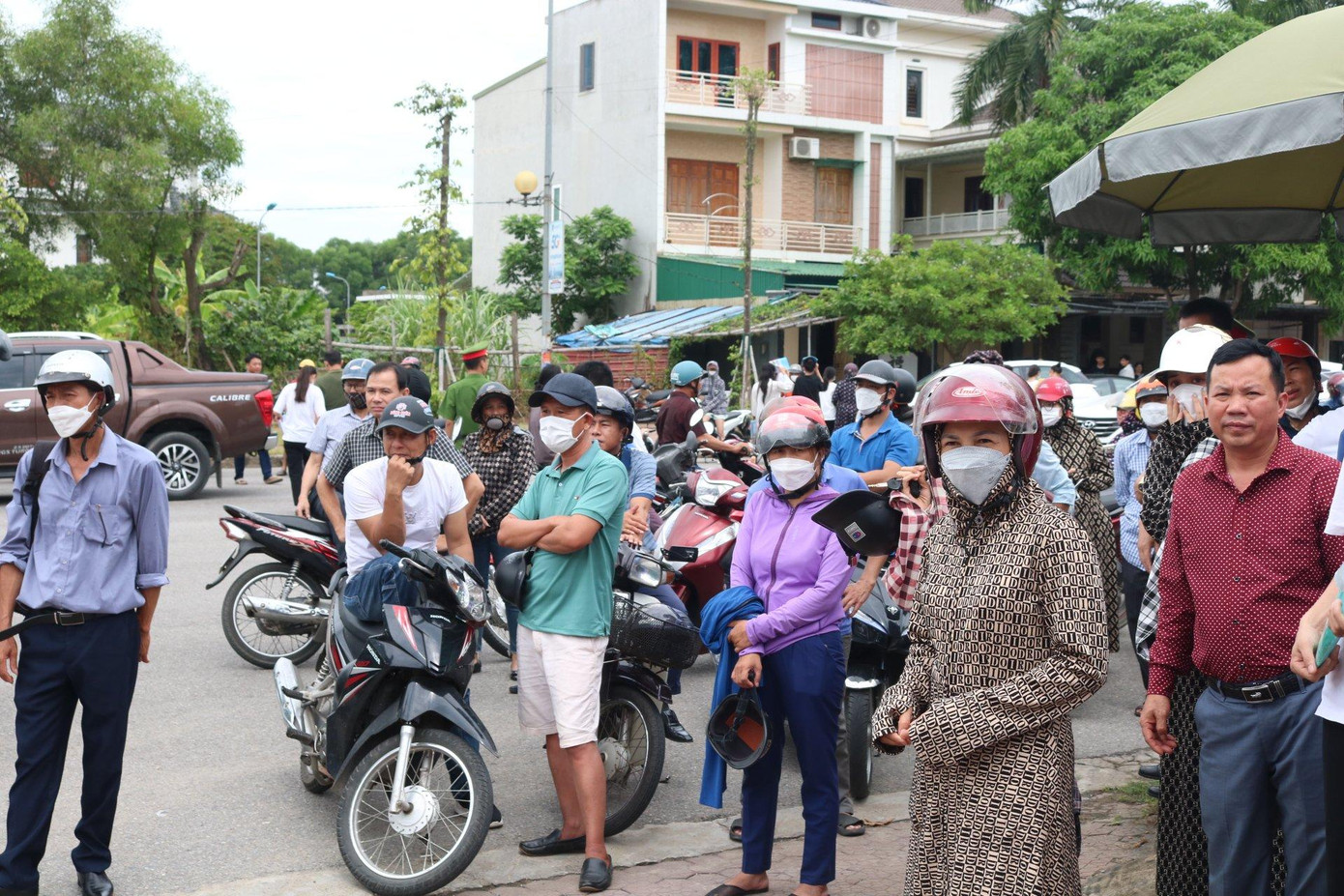 Dù trời nắng gắt, nhưng vẫn rất đông phụ huynh đứng chờ con tại điểm thi trường THPT Cửa Lò, Nghệ An.
