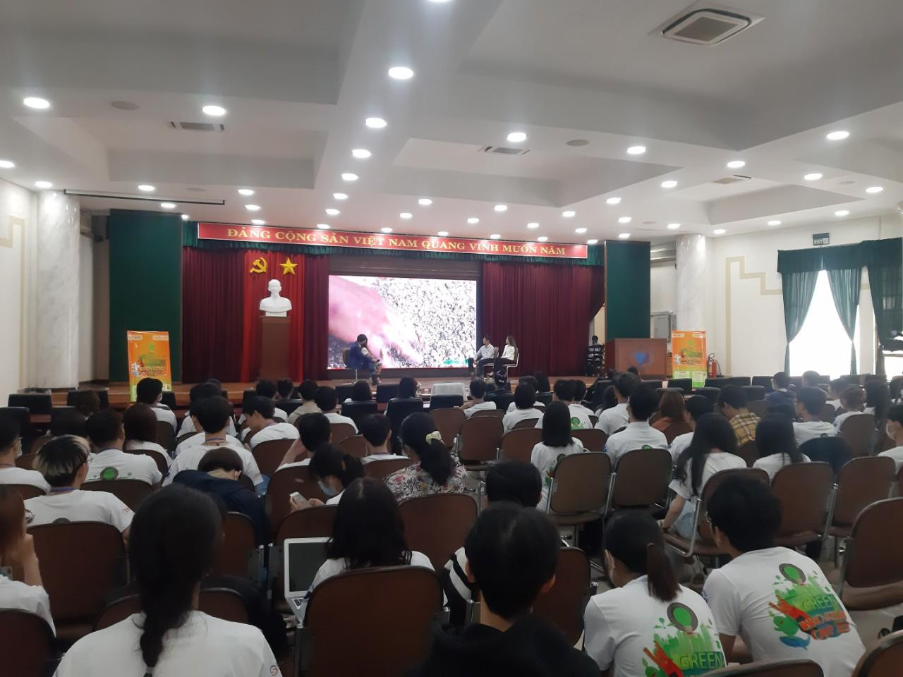 Rất đông các bạn sinh viên các trường tham ngày hội. Rất đông các bạn sinh viên các trường tham ngày hội.