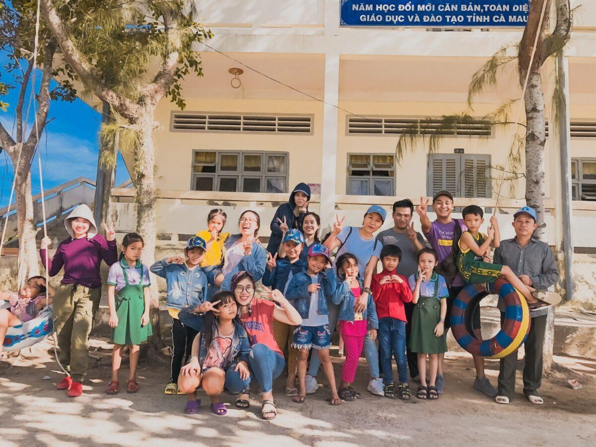 Chuyến đi du lịch kết hợp với hoạt động thiện nguyện tại Cà Mau của các bạn trẻ.