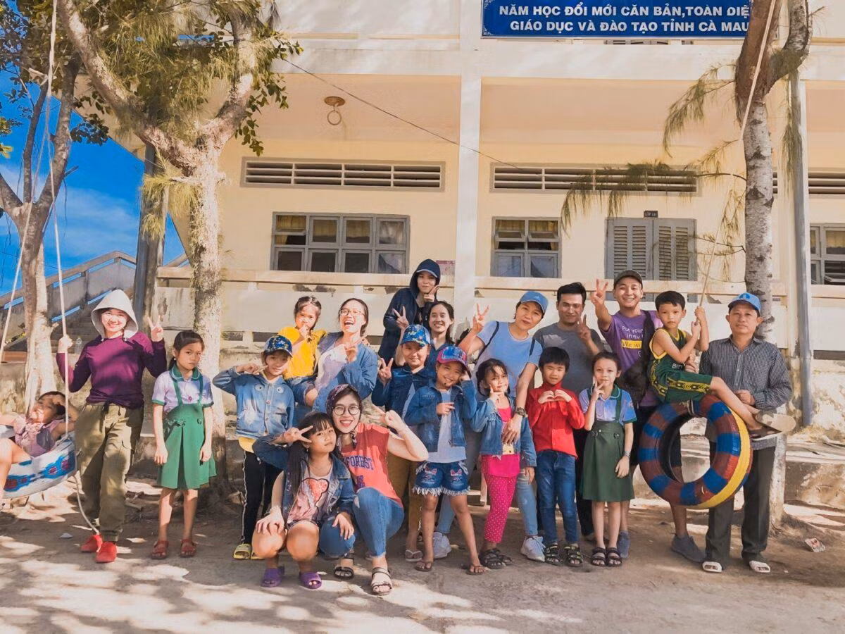 Chuyến đi du lịch kết hợp với hoạt động thiện nguyện tại Cà Mau của các bạn trẻ. Chuyến đi du lịch kết hợp với hoạt động thiện nguyện tại Cà Mau của các bạn trẻ.