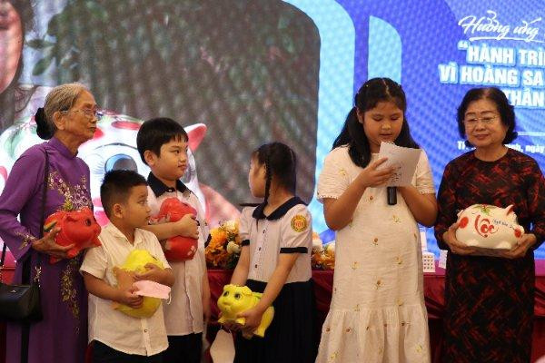 Các học sinh và gia đình đập heo đất ủng hộ biển đảo.