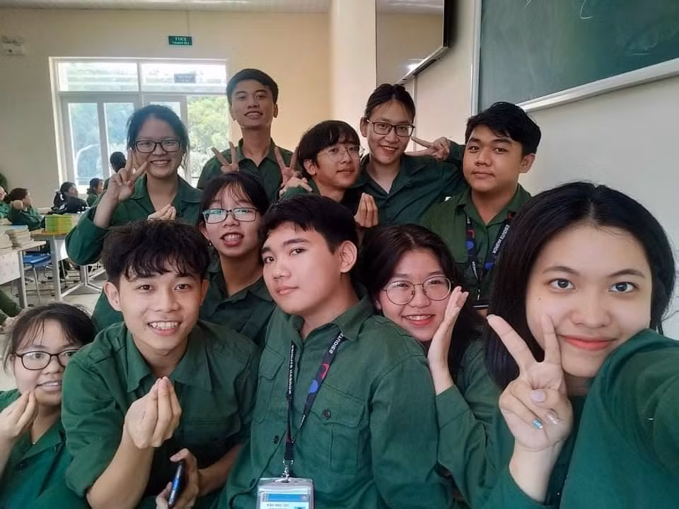 Bùi Thị Nam Giang và những đồng đội của mình trong giờ lên lớp ở giảng đường.