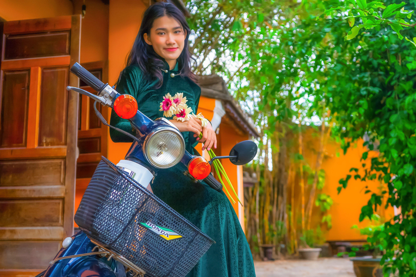 "Áo dài Việt Nam từ bao đời nay được nhiều người dân xem là "Trang phục truyền thống" bởi sự cách tân hài hòa đơn giản nhưng lại tôn lên nét đẹp của con người đất Việt nên mình rất thích chụp ảnh với áo dài thay vì những trang phục khác", Phương Quỳnh chia sẻ thêm.