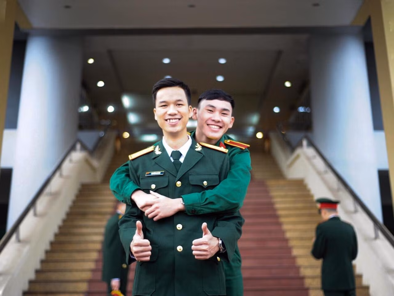Đình Hưng (phía sau) cùng người anh đồng hương tại Học viện Kỹ thuật Quân sự.