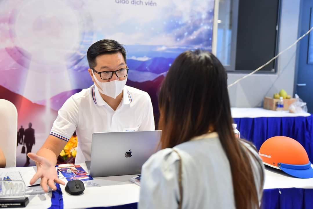 Nhiều bạn trẻ tìm kiếm cơ hội việc làm tại Ngày hội.