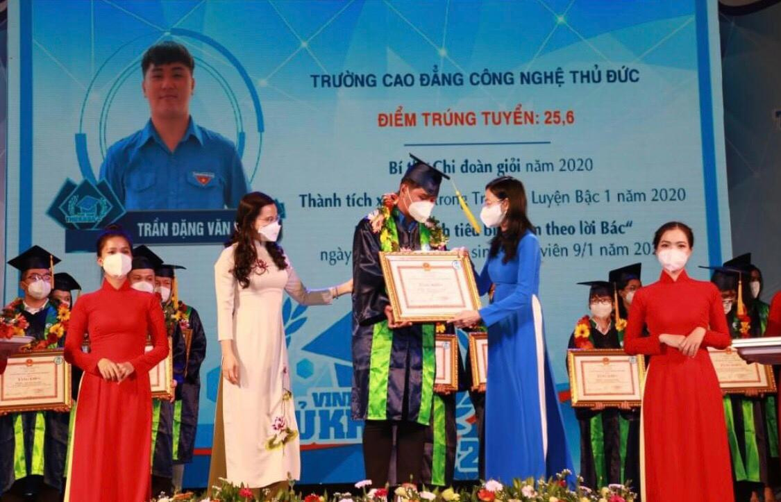 Văn Tài từng được vinh danh thủ khoa đầu vào năm 2021.