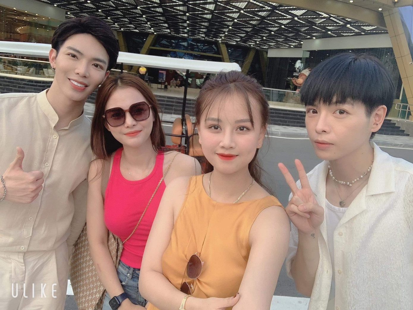 Minh Huyền check-in cùng chị gái và ca sĩ Đức Phúc, Erik tại Phú Quốc (Kiên Giang).