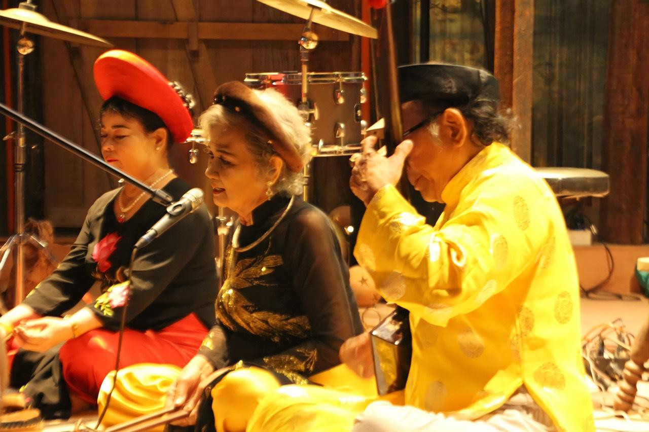 Màn trình diễn về 'Truyện Kiều' được diễn xướng bởi nghê sĩ Ngọc Thoan, nghê sĩ Thục An và nghệ sĩ Huy Dục.