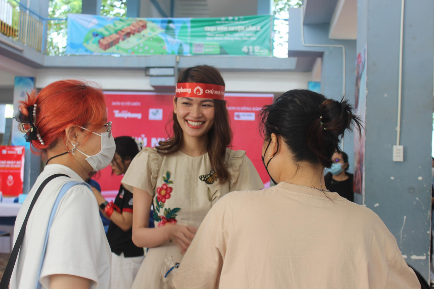 Á hậu 2 Hoa hậu Việt Nam năm 2016 Huỳnh Thị Thùy Dung giao lưu với các bạn sinh viên tại chương trình.