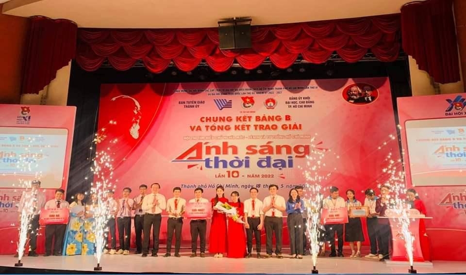 Ban Tổ chức trao giải cho các đội đoạt giải trong Hội thi.