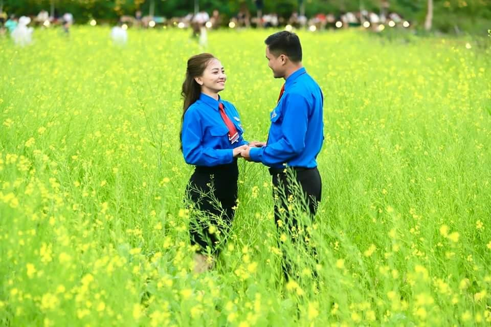 Ảnh cưới mặc áo Đoàn dễ thương của cặp đôi.