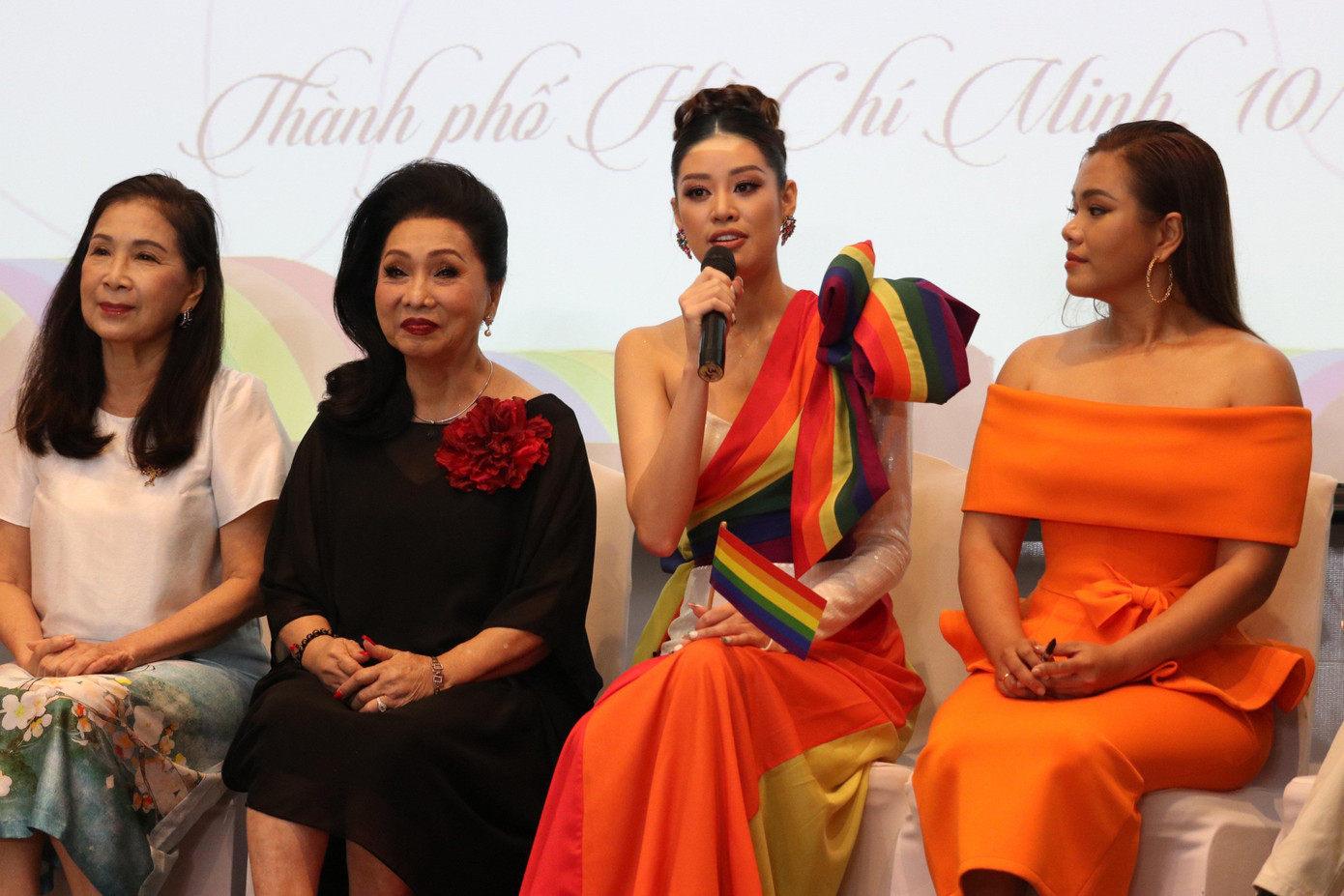 Hoa hậu Hoàn vũ Việt Nam 2019 Nguyễn Trần Khánh Vân (Đại sứ của chiến dịch) bày tỏ sự ủng hộ với các cặp đôi cùng giới.