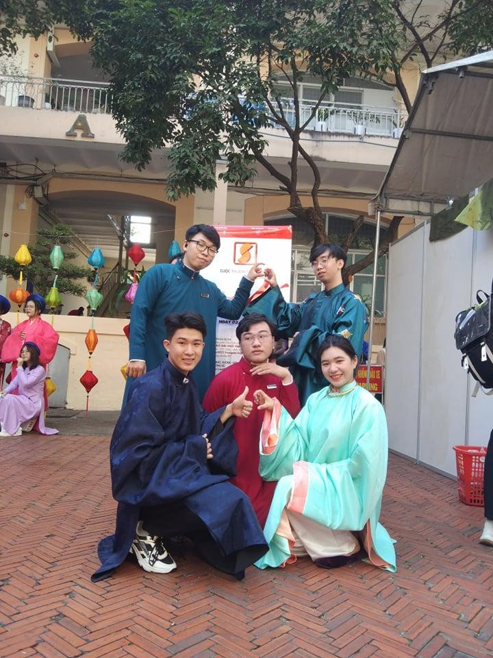 Bạn trẻ thích thú và tự hào khi diện lên người bộ trang phục mà cha ông đã từng mặc.