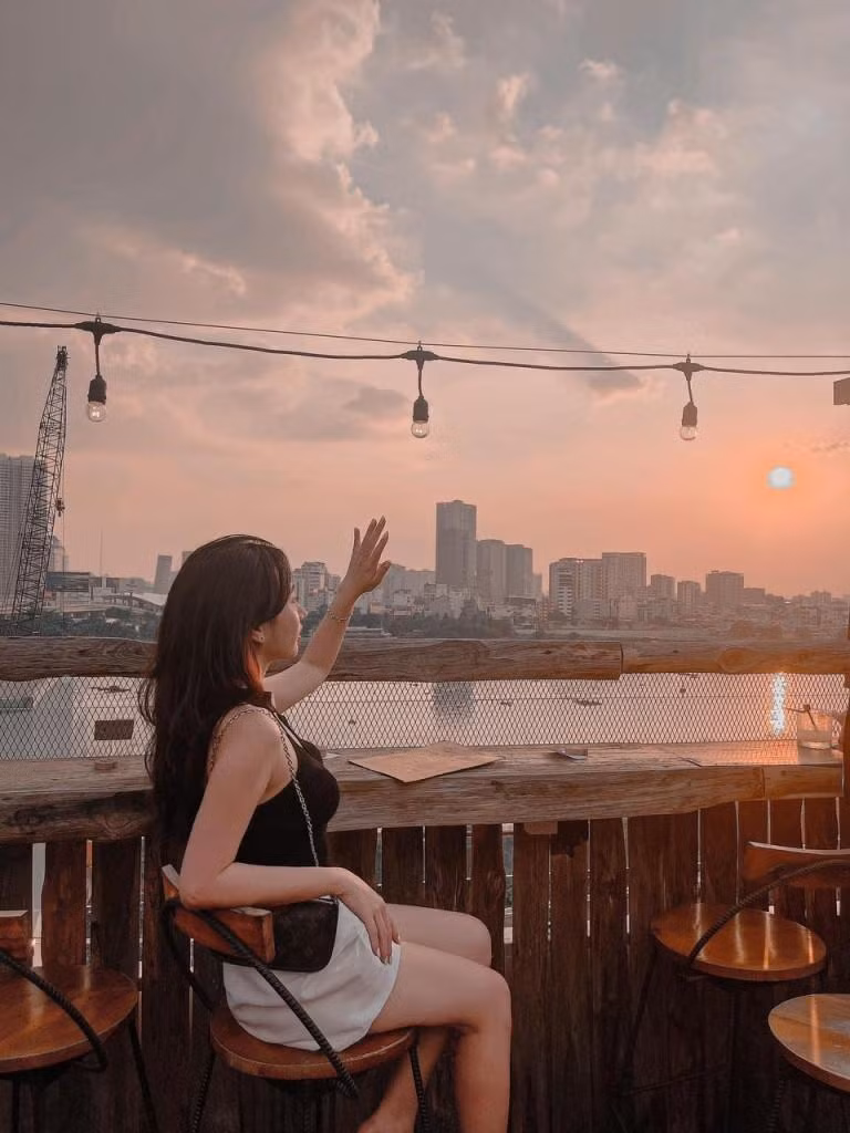 Thời tiết nắng nóng của những ngày Sài Gòn là dịp thích hợp để các bạn trẻ đến để trải nghiệm không gian thoáng mát ở những quán cà phê bờ sông. Vừa được thư giãn, vừa được ngắm nhìn cảnh thành phố và sông Sài Gòn là một cảm giác thú vị đáng để thử.