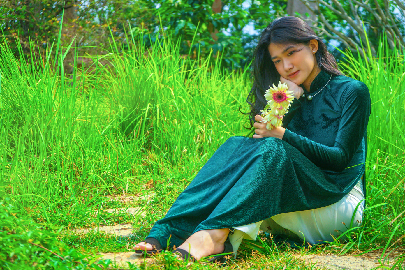 Phương Quỳnh (trường ĐH Sư phạm Kỹ thuật TP. HCM) chia sẻ, khi khoác lên mình tà áo dài duyên dáng đến đây chụp ảnh Quỳnh cảm thấy thêm yêu và tự hào với trang phục truyền thống của dân tộc mình, một trang phục mà không lẫn với bất cứ trang phục của quốc gia nào khác trên thế giới.