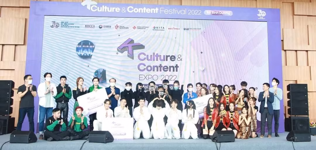 Cuộc thi nhảy Cover K-POP đã thu hút nhiều nhóm nhảy sinh viên tham dự. Cuộc thi nhảy Cover K-POP đã thu hút nhiều nhóm nhảy sinh viên tham dự.
