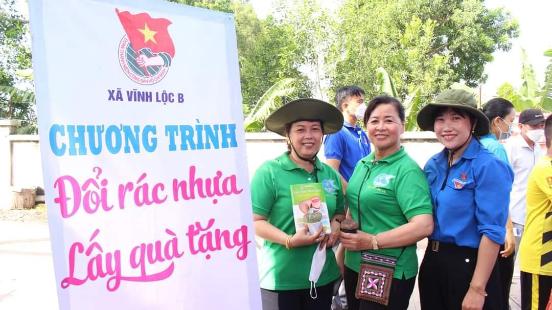 Hoạt động đổi rác nhựa lấy quà tặng đã thu hút nhiều người dân và các bạn trẻ tham gia. Hoạt động đổi rác nhựa lấy quà tặng đã thu hút nhiều người dân và các bạn trẻ tham gia.