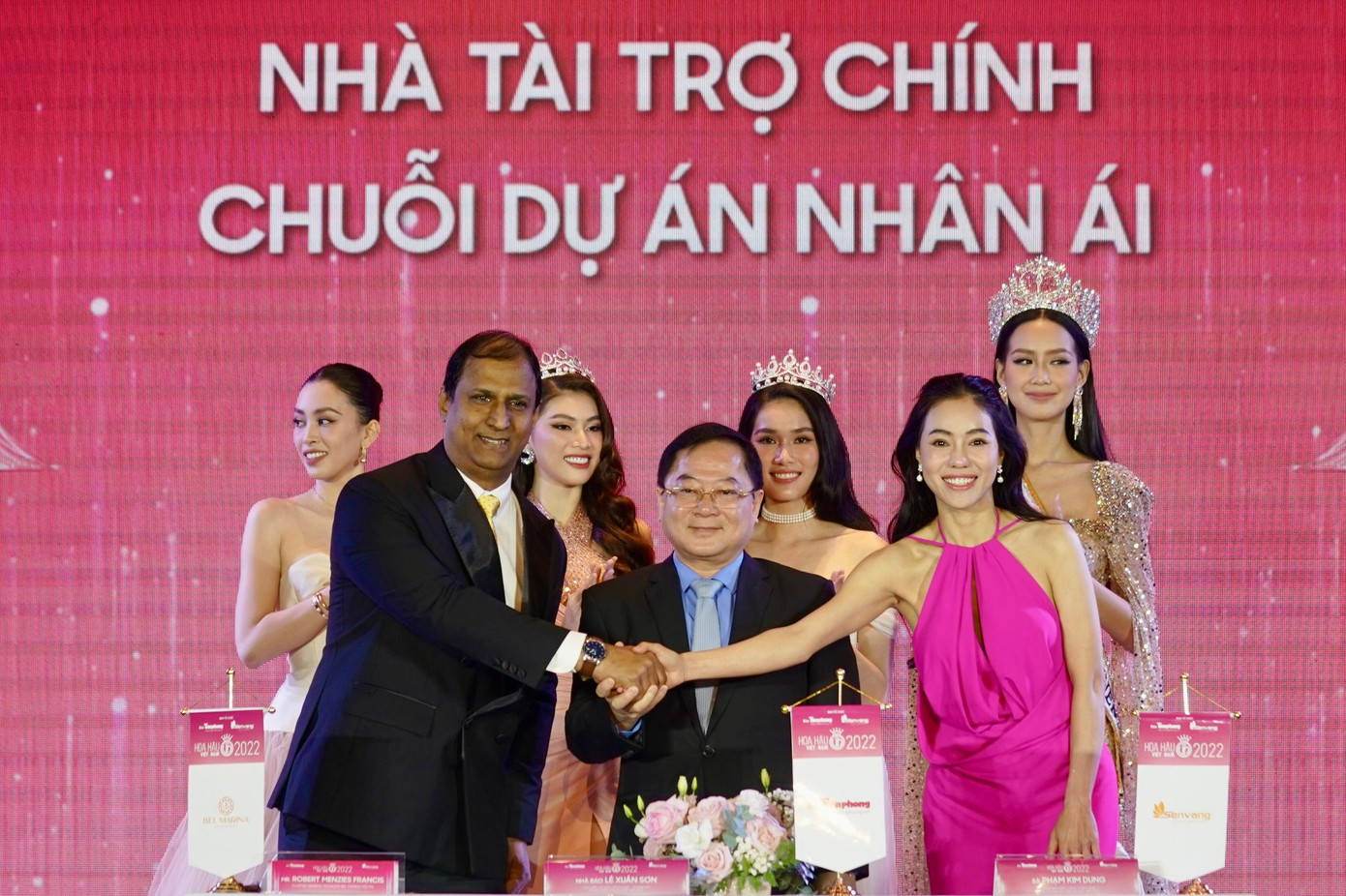 Trưởng Ban Tổ chức - Nhà báo Lê Xuân Sơn và Phó Trưởng Ban Tổ chức Phạm Kim Dung bắt tay cùng nhà tài trợ. Trưởng Ban Tổ chức - Nhà báo Lê Xuân Sơn và Phó Trưởng Ban Tổ chức Phạm Kim Dung bắt tay cùng nhà tài trợ.