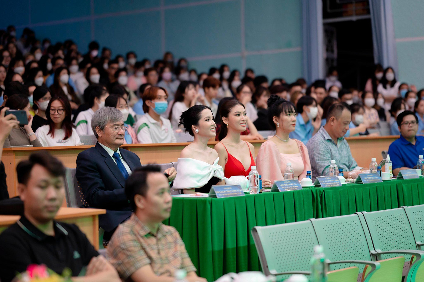 Những Giám khảo trong vòng Bán kết 'Hoa khôi sinh viên ĐH Tây Đô' lần II, năm 2022. Những Giám khảo trong vòng Bán kết 'Hoa khôi sinh viên ĐH Tây Đô' lần II, năm 2022.