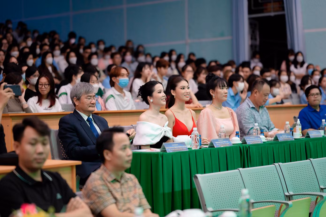 Những Giám khảo trong vòng Bán kết 'Hoa khôi sinh viên ĐH Tây Đô' lần II, năm 2022. Những Giám khảo trong vòng Bán kết 'Hoa khôi sinh viên ĐH Tây Đô' lần II, năm 2022.