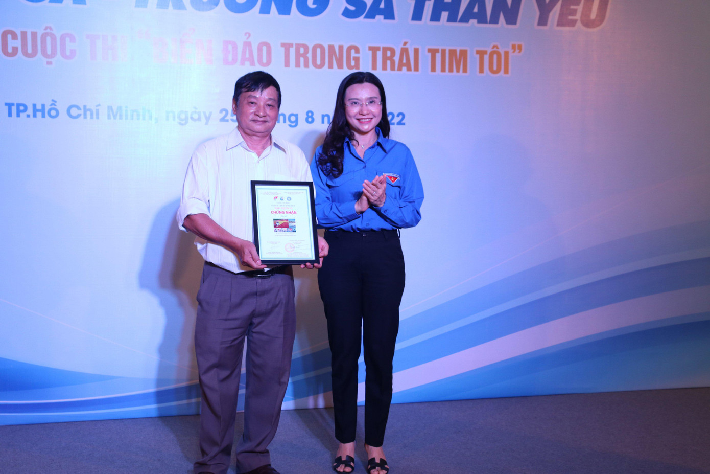 Chị Nguyễn Phạm Duy Trang, Bí thư T.Ư Đoàn, Chủ tịch Hội đồng Đội T.Ư trao chứng nhận cho tác giả đoạt giải Nhì của cuộc thi ảnh. (Ảnh: Như Việt)