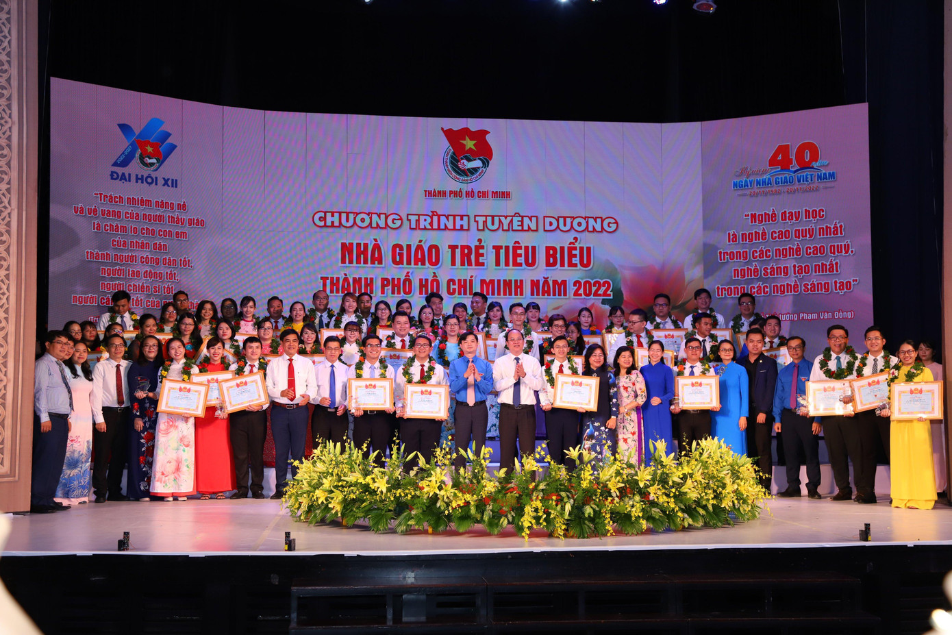 Anh Nguyễn Minh Triết, Bí thư T.Ư Đoàn, Chủ tịch T.Ư Hội Sinh viên Việt Nam cùng ông Nguyễn Hồ Hải, Phó Bí thư Thành ủy TP. HCM trao giải cho các nhà giáo trẻ.