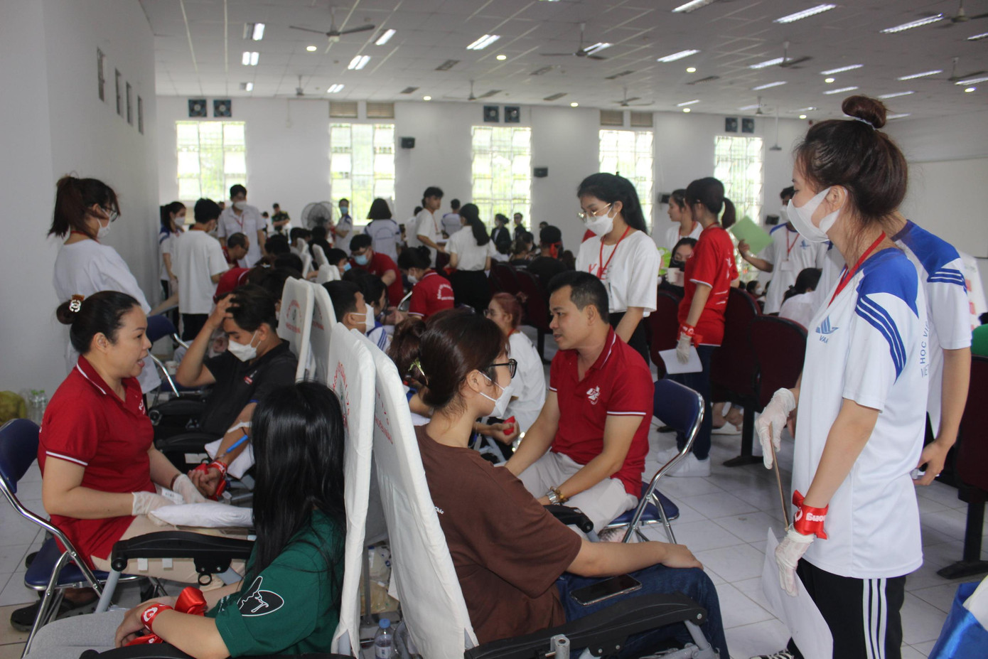 Rất đông các bạn sinh viên tham gia hiến máu tại Hội trường Học viện Hàng không Việt Nam với sự hỗ trợ nhiệt tình của hơn 50 tình nguyện viên là cộng tác viên của Đội Công tác xã hội Học viện Hàng không Việt Nam.