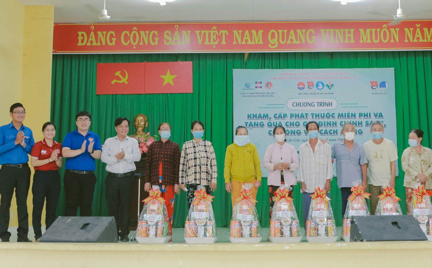 Hoạt động tặng quà cho người dân khó khăn tại địa phương do các chiến sĩ Mùa hè xanh Học viện cán bộ Thành phố thực hiện. Hoạt động tặng quà cho người dân khó khăn tại địa phương do các chiến sĩ Mùa hè xanh Học viện cán bộ Thành phố thực hiện.