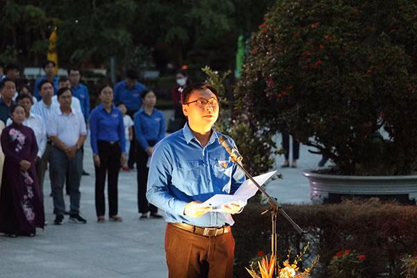 Anh Trương Minh Tước Nguyên - Phó Bí thư Thành Đoàn TP. HCM thay mặt cho tuổi trẻ TP. HCM phát biểu tại Lễ thắp nến tri ân. (Ảnh: Thành Đoàn TP. HCM)