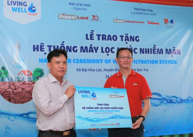 Ông Joseph Low (Chủ tịch Keppel Land Việt Nam) đại diện trao hệ thống máy lọc nước nhiễm mặn cho xã Đại Hòa Lộc (huyện Bình Đại).
