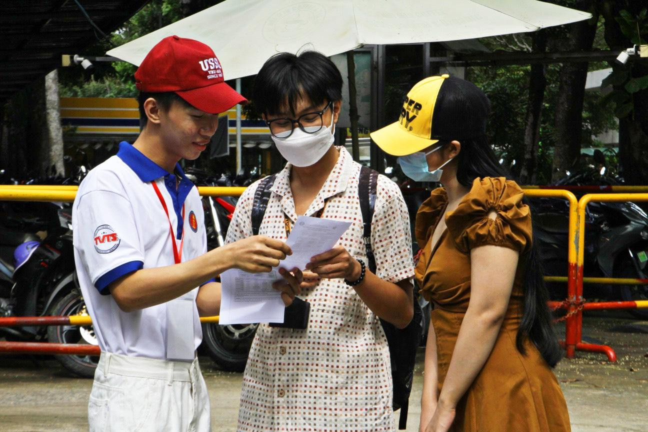 Các bạn hỗ trợ tân sinh viên vui vẻ hướng dẫn các sinh viên năm thứ nhất đến trường làm thủ tục nhập học.