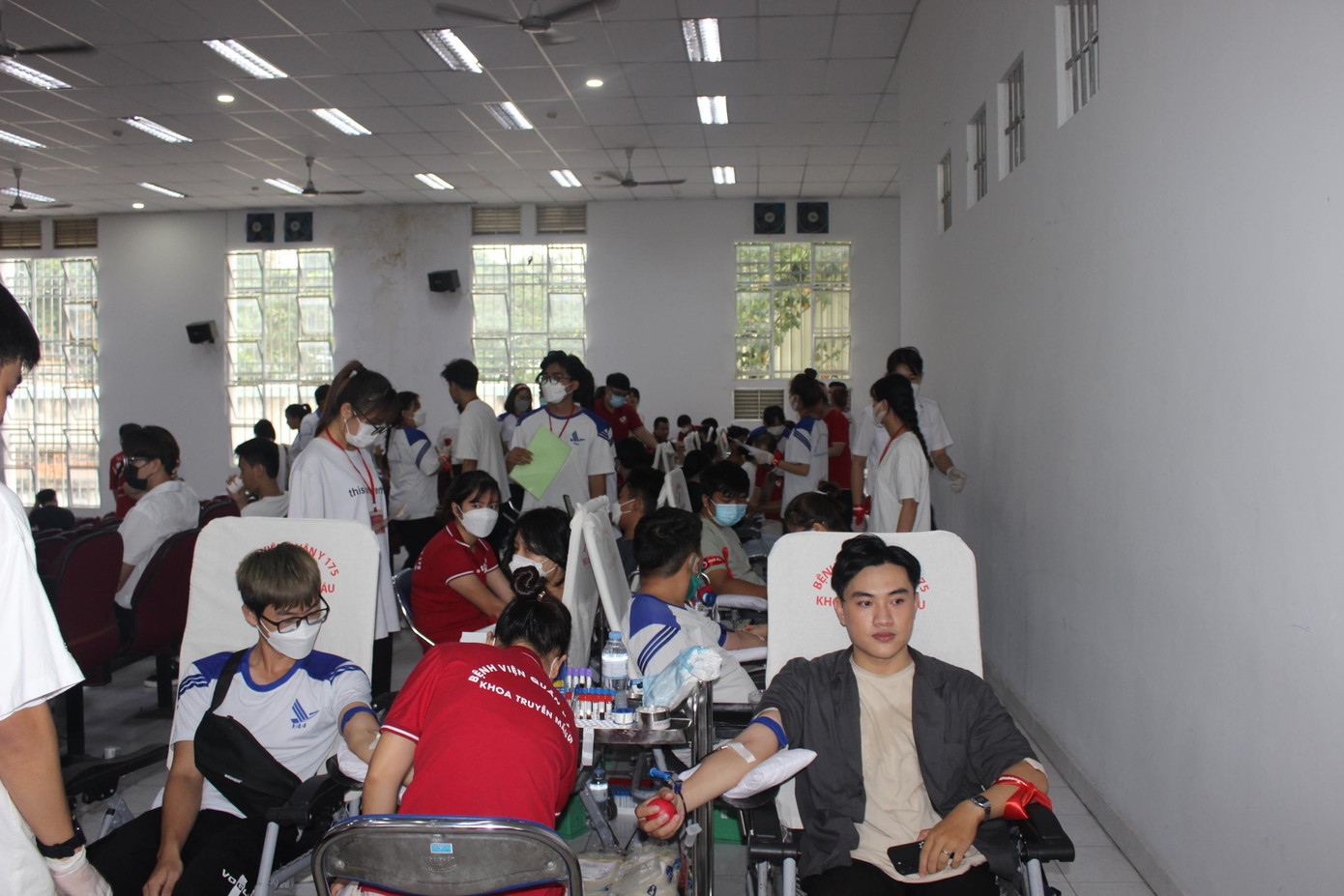 Trong hơn 300 bạn sinh viên tham gia hiến máu, rất đông các bạn sinh viên năm nhất, năm hai. Lần đầu tham gia hiến máu, Huỳnh Thị Quỳnh Nga (sinh viên năm hai, khoa Quản trị Kinh doanh) cũng có đôi chút lo lắng. Sau khi được người thân trong gia đình động viên, Nga yên tâm hơn và sẵn sàng cho việc khám sàng lọc và hiến máu. “Sau lần này mình sẽ tham gia thường xuyên hơn trong điều kiện sức khỏe cho phép. Mình cũng sẽ vận động thêm người thân, bạn bè cùng tham gia hiến máu”, Quỳnh Nga cho hay.