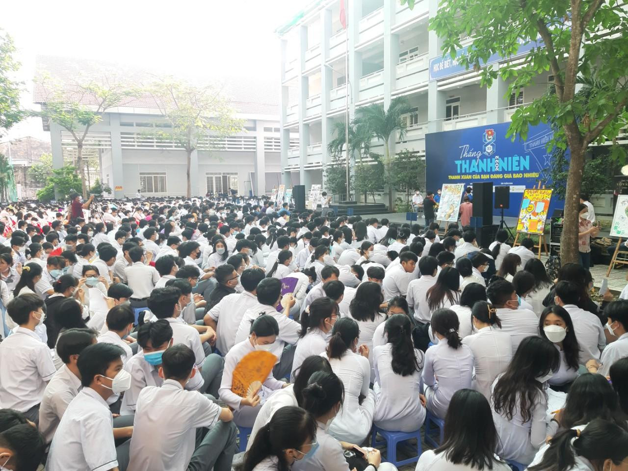 Rất đông các bạn trẻ có mặt trong buổi chia sẻ chuyên đề.