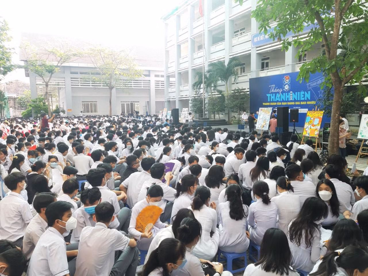 Rất đông các bạn trẻ có mặt trong buổi chia sẻ chuyên đề. Rất đông các bạn trẻ có mặt trong buổi chia sẻ chuyên đề.