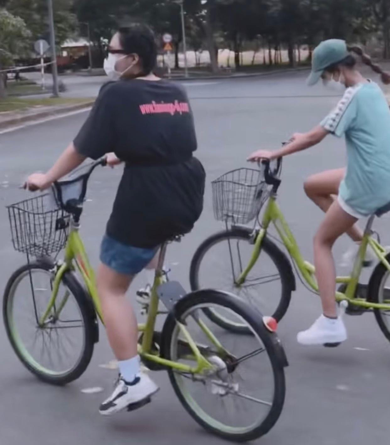 Ngọc Ni cùng người bạn đạp xe những khi rảnh.