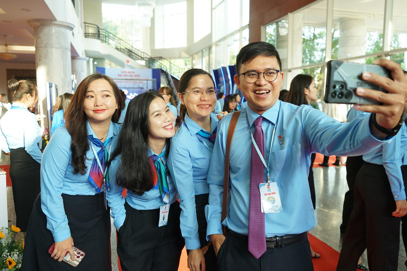 Đại biểu phấn khởi trước giờ khai mạc đại hội. Đại biểu phấn khởi trước giờ khai mạc đại hội.