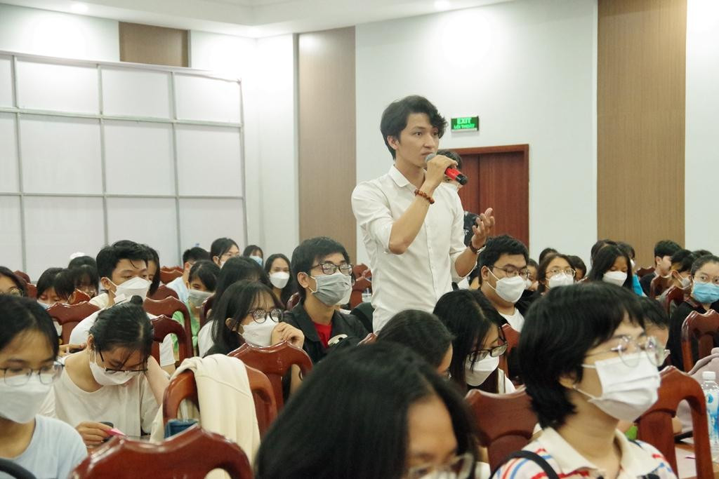 Nhiều câu hỏi, thắc mắc của các bạn sinh viên đều được các diễn giả giải đáp một cách tận tình. Nhiều câu hỏi, thắc mắc của các bạn sinh viên đều được các diễn giả giải đáp một cách tận tình.